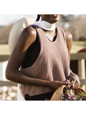 Jackson Rowe Sweater vest. Ribbed, Taupe Brown